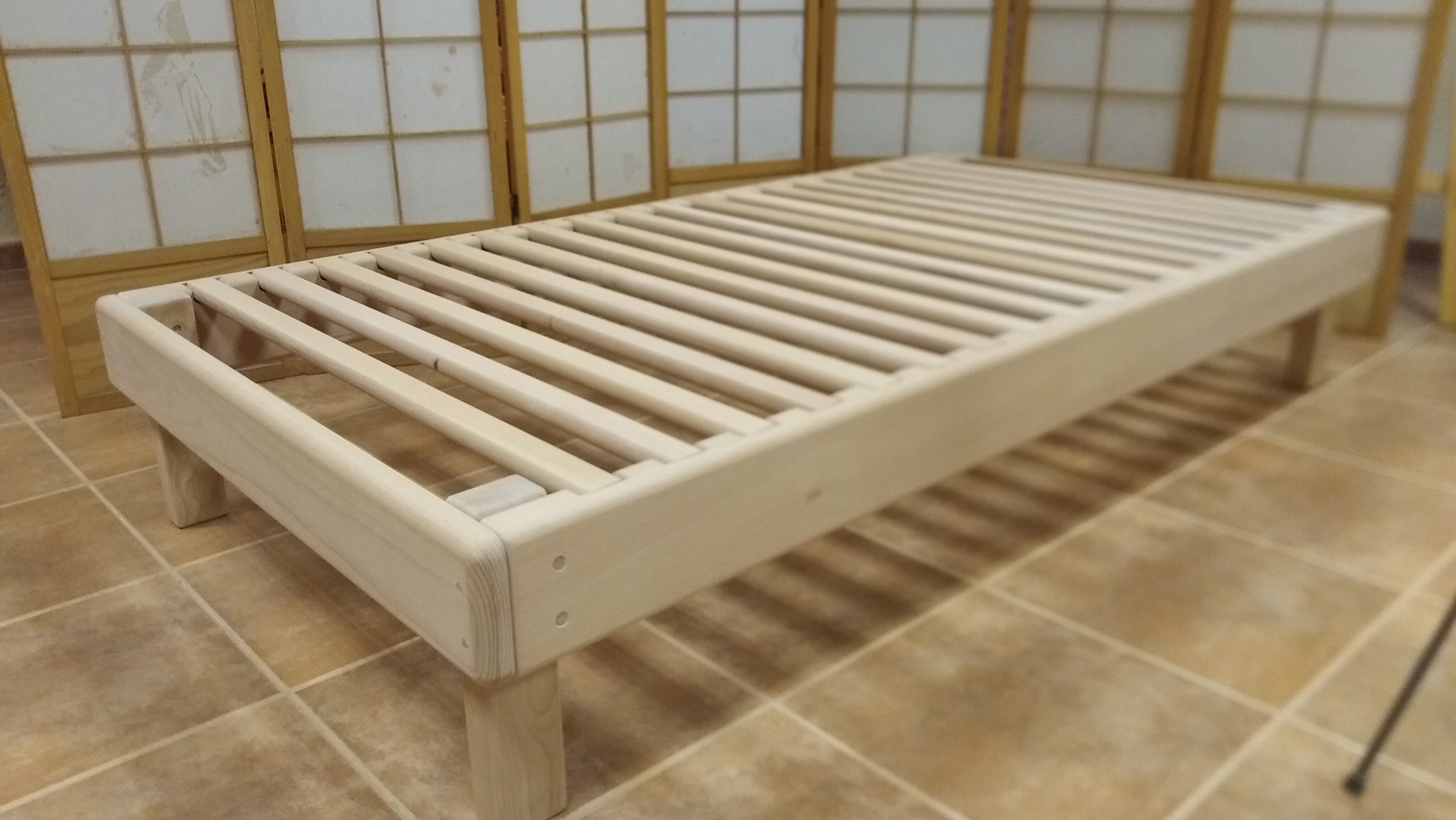 con clavijas de madera